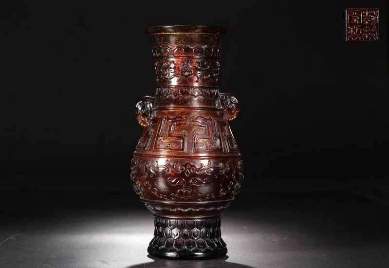 AN AGATE VASE WITH ELEPHANT HANDLERS