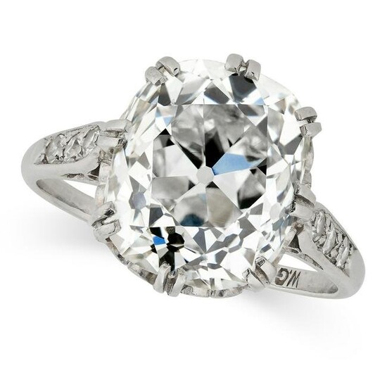 AN ANTIQUE 5.58 CARAT SOLITAIRE DIAMOND RING, CIRCA 1915 in platinum, set with an old cushion cut