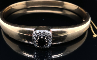 AN ANTIQUE GARNET AND OLD CUT DIAMOND HINGED BANGLE, THE CLASP TONGUE STAMPED 15, ASSESSED AS 15ct