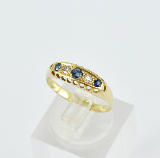AN ANTIQUE STYLE SAPPHIRE AND DIAMOND RING