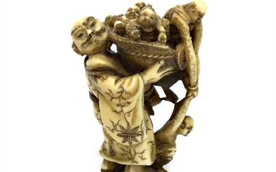 AN EARLY 20TH CENTURY JAPANESE IVORY