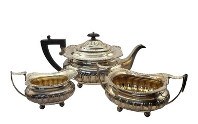 AN EARLY 20TH CENTURY SILVER TEA SET Three piece comprising ...