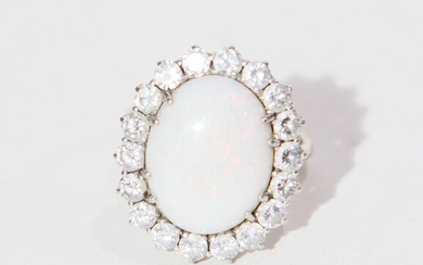 ANELLO IN ORO BIANCO 18K Decorato con cabochon ovale di opale nobile bianca...