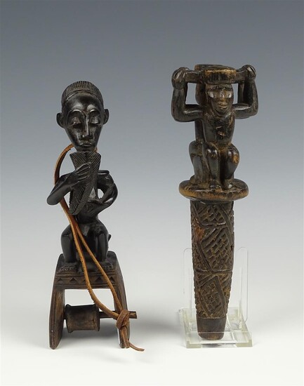 (-), Afrikaanse houten staf bekroond door 2 figuren...