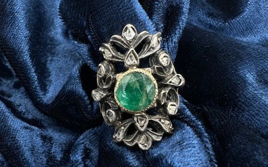 Antique ring with emerald and diamonds <br>Emerald: 7.7 mm in...
