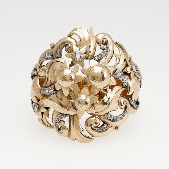 Art Deco wide bracelet in gold and diamonds, circa 1925.