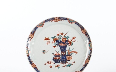 Assiette de forme pannekoek en faïence à décor bleu, vert, rouge et or de vases...