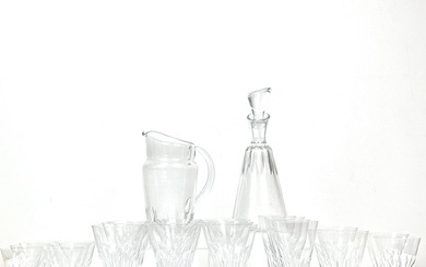 BACCARAT Service en cristal modèle Lorraine comprenant 8 verres à eau, 6 verres à digestif,...