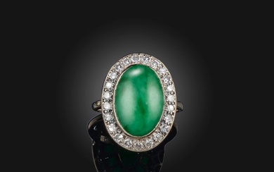 Bague en jade et diamant, le cabochon ovale de jade est serti dans un entourage...