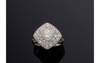Bague plateau en or blanc 18 carats (750/000) et diamants, composé d'un plateau en forme...
