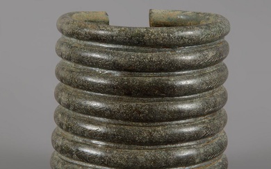 Bracelet. Vietnam. Culture de Dong Son. 2e siècle après J.-C. Bronze coulé. Patine verte. Bon...