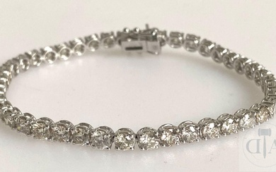 Bracelet "Tennis" composé de 43 diamants pour un total de 9,36ct avec certificat GRA n°...