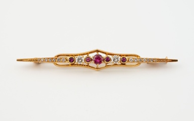Broche barrette en or jaune (750) ornée de diamants taille brillant et de rubis ronds...