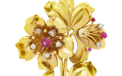 Broche fleur années 1940-50 2 ors 750, les pistils sertis de diamants taille ancienne et de rubis synthétiques