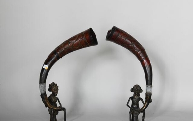 CAMEROUN Couple de cornes royales en cornes sculptées et bronze. XXe dans le style des...