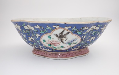 CHINE Coupe en porcelaine à décor d'oiseaux en cartouche porte une marque au revers, H...