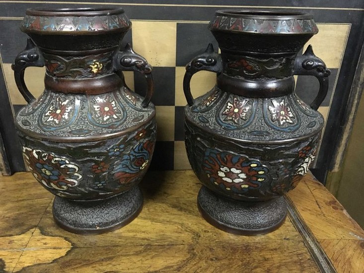 CHINE Paire de vases en bronze à décor...