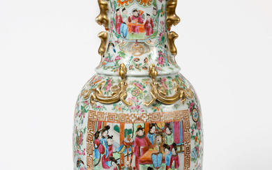 CHINE. Très grand vase en porcelaine de Canton, 19e siècle