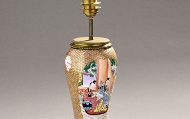 CHINE. Vase monté en lampe en porcelaine polychrome. Décor dans des réserves sur fond d'écailles...