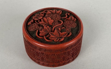 CHINE, dynastie Ming, époque Jiajing, XVIe. Couvercle en laque rouge sculptée, le dessus du couvercle...