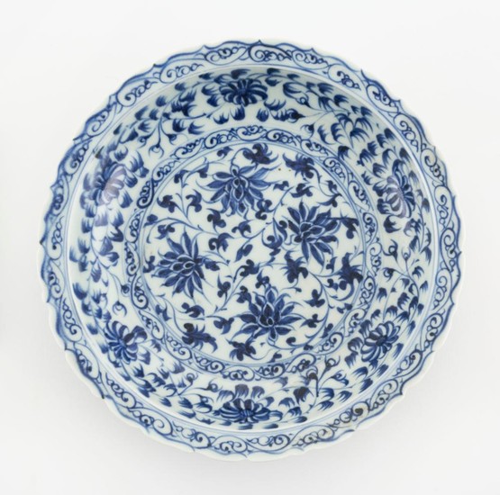 CHINESE BLUE AND WHITE MING-STYLE PORCELAIN DISH With shaped rim and passionflower design. Diameter 8.6".