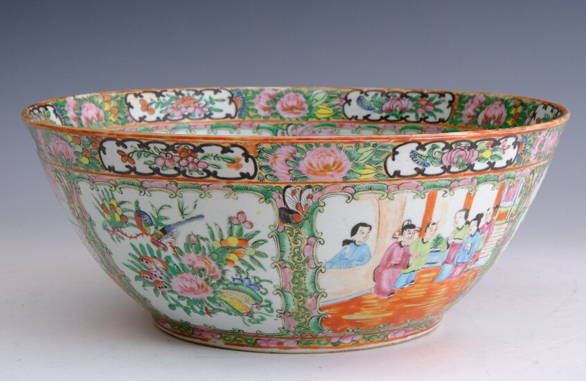 CHINESE ROSE MEDALLION PORCELAIN PUNCH BOWL. 19th century. - D:...