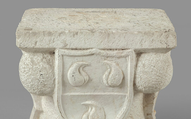 Capitello in marmo decorato con mascheroni e stemmi, sec.XVI cm. 42x42 h....