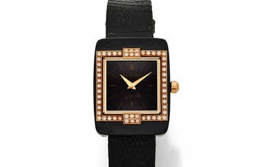 Century, vers 1990. Une originale montre rectangulaire en or et onyx, lunette sertie de diamants,...