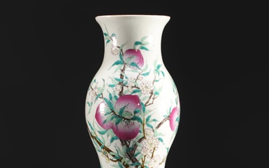 China - Porcelain vase with nine peaches design, famille rose,...