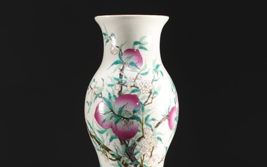 Chine - Vase en porcelaine au décor des neuf pêches, famille rose, époque Qing. Poids:...