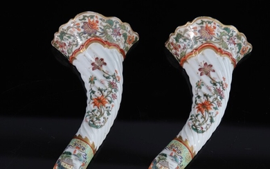 Chine paire de vases muraux en porcelaine marque de Qianlong