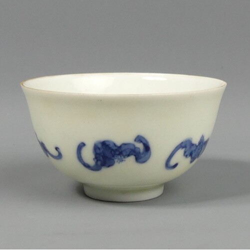 Chinese blue and white bat design porcelain tea bowl. 8 cm x...
