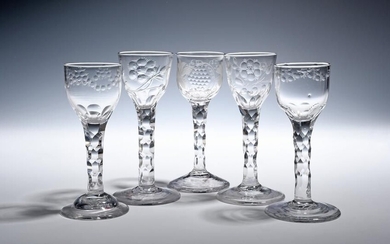 Cinq petits verres à vin c.1760-70, une paire proche avec des bols ogee gravés de...