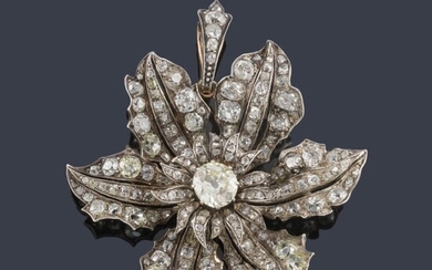 Colgante en forma de flor con diamantes talla antigua y rosa con un diamante central de aprox. 1,70 ct en montura de oro amarillo de 14K y vista superior en plata. Circa 1860.