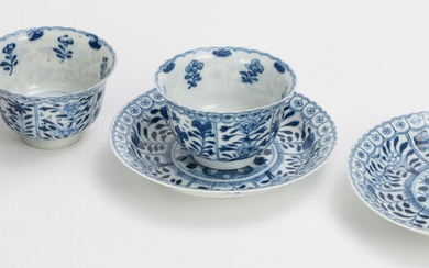 Collection de 3 coupes et soucoupes polylobées en porcelaine, Chine, XVIIIe s., époque Kangxi, décor en bleu de rinceaux de fleurs, marqu