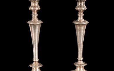 Coppia di candelieri in argento 925/000. Londra, XIX secolo