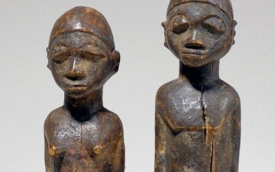 Couple de statuette Lobi (Burkina faso) Statuettes représentant un homme et une femme dans un...