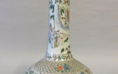 Covered vase in Chinese porcelain decorated with characters....