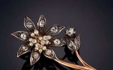 ELEGANT ANTIQUE FLOWER-SHAPED BROOCH WITH DIAMONDS AND PEARLS. On a silver and 18K yellow gold frame. Price: 750,00 Euros. (124.790 Ptas.)