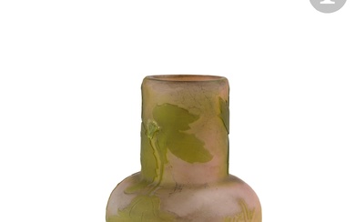 ÉTABLISSEMENTS GALLÉ (1904-1936) Glycine Vase oignon ; la base bulbeuse, le haut col cylindrique. Épreuve...