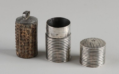 Early silver holder, 833/000, with nutmeg grater, Cylindrical holder with rib decoration filled with a nutmeg grater. MT .: Unclear Jl .: K: 1819, ø 2.5x4.5cm. Slightly open at the solder seam. In good condition
