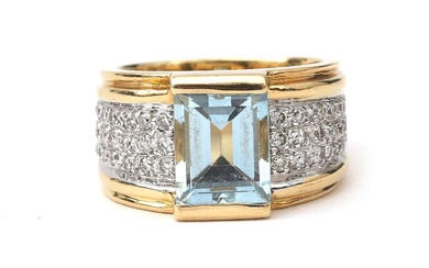 Een 18 krt. gouden ring bezet met aquamarijn en diamant