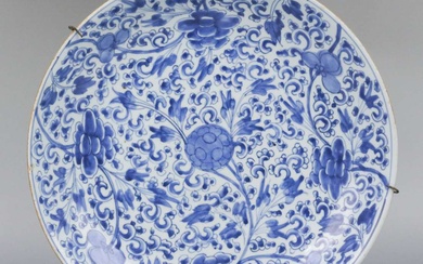 Een blauw wit Chinees porseleinen Kangxi pioenenschotel