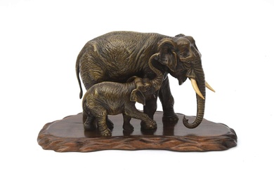 Een bronzen beeld van twee olifanten, Japan, Meiji periode, ca.1900