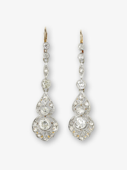 Ein Paar historische Ohrgehänge verziert mit Diamanten