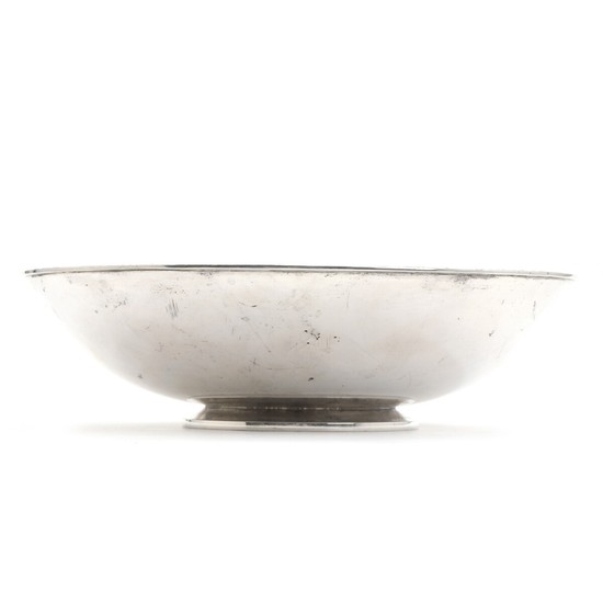 Evald Nielsen: A sterling silver centerpiece with stylized floral ornamentation to border, on profiled base. Weight app. 610 gr. H. 7. Diam. 26 cm.