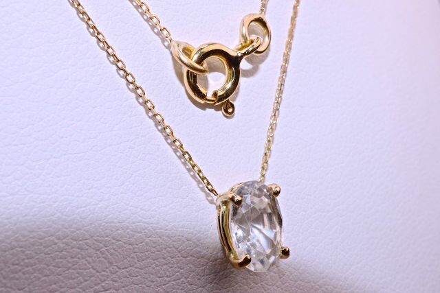 Exceptional and rare Natural white sapphire in oval diamond cut of 1.60 carat on 18 kt yellow gold necklace and pendant. Unique pendant, hand carved by a designer, 40 cm long chain in forçat mesh directly welded to the cat's hooks. Weight 1.51g.