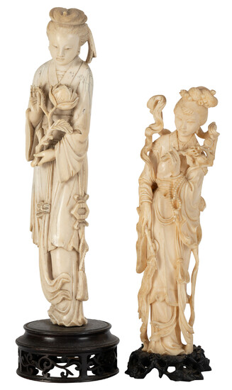 Femmes et fleurs, 2 sculptures en ivoire, Chine, première moitié du XXe s., une tenant une fleur, avec marque, l'autre tenant un fuchen (c
