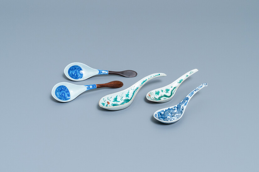 Five Chinese blue and white and polychrome 'dragon' spoons, 19/20th C.