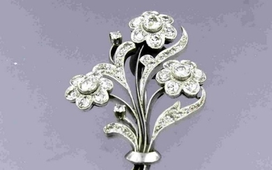 Flower brooche with diamonds and pearls